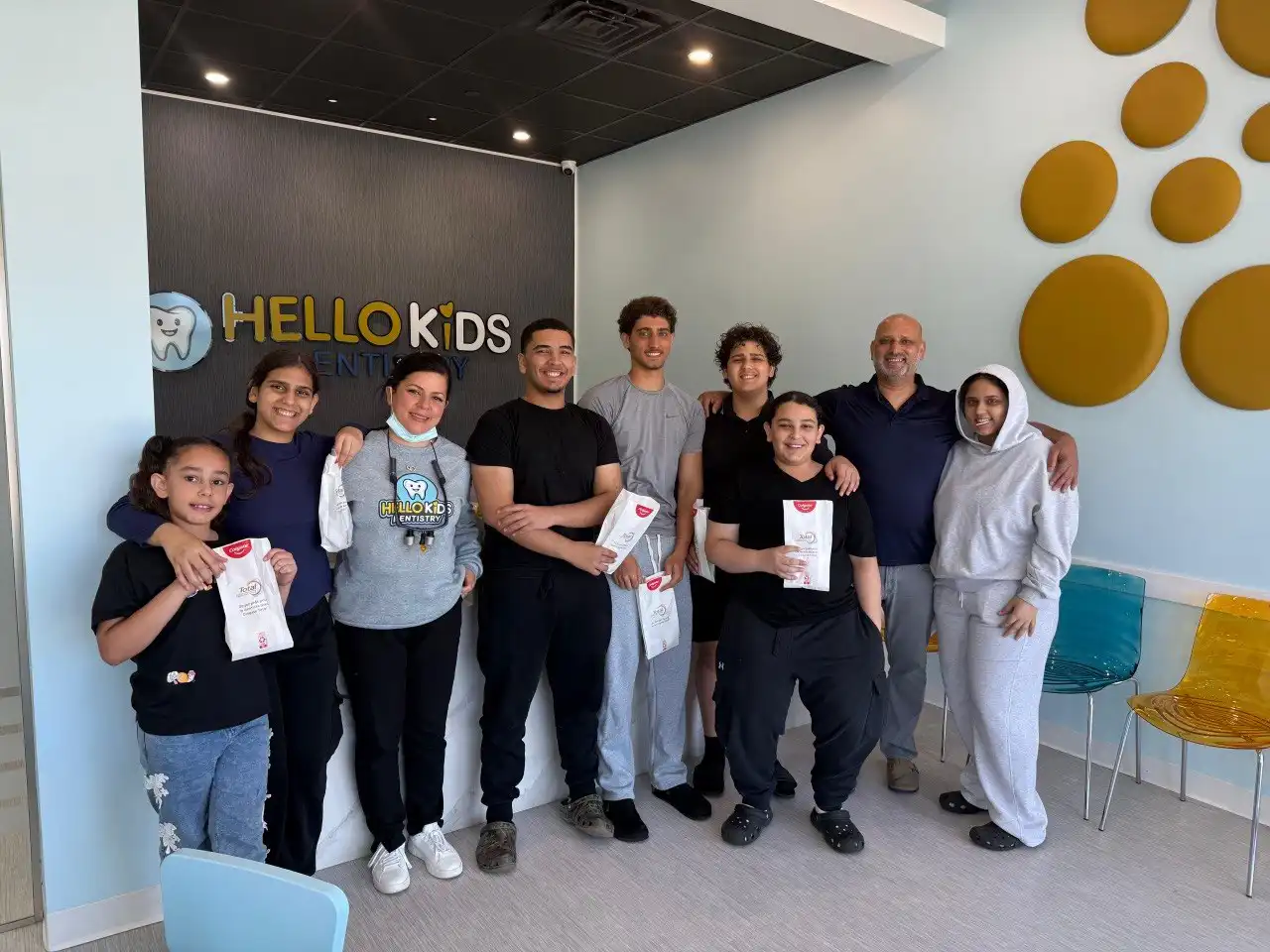 Familia feliz Hello Kids Dentistry